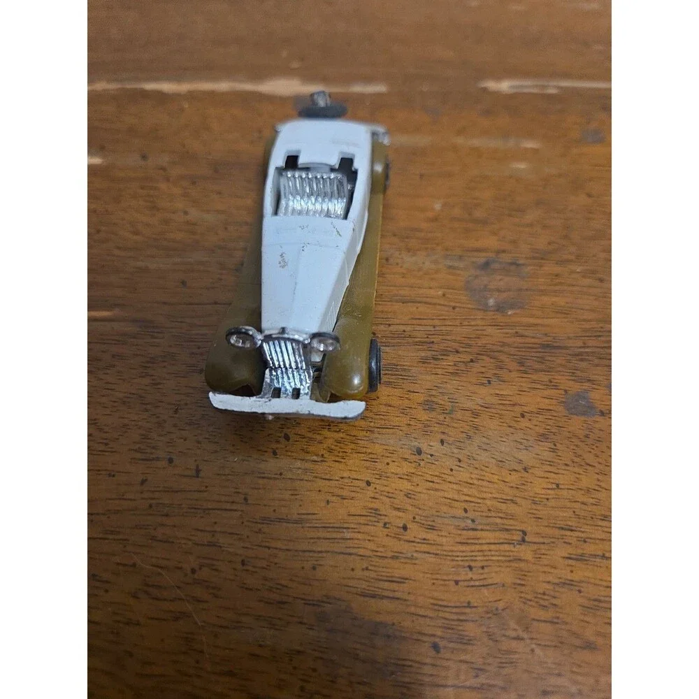 Vintage White Convertible Scale Model Toy 3.2 in Diecast/Plastic Car